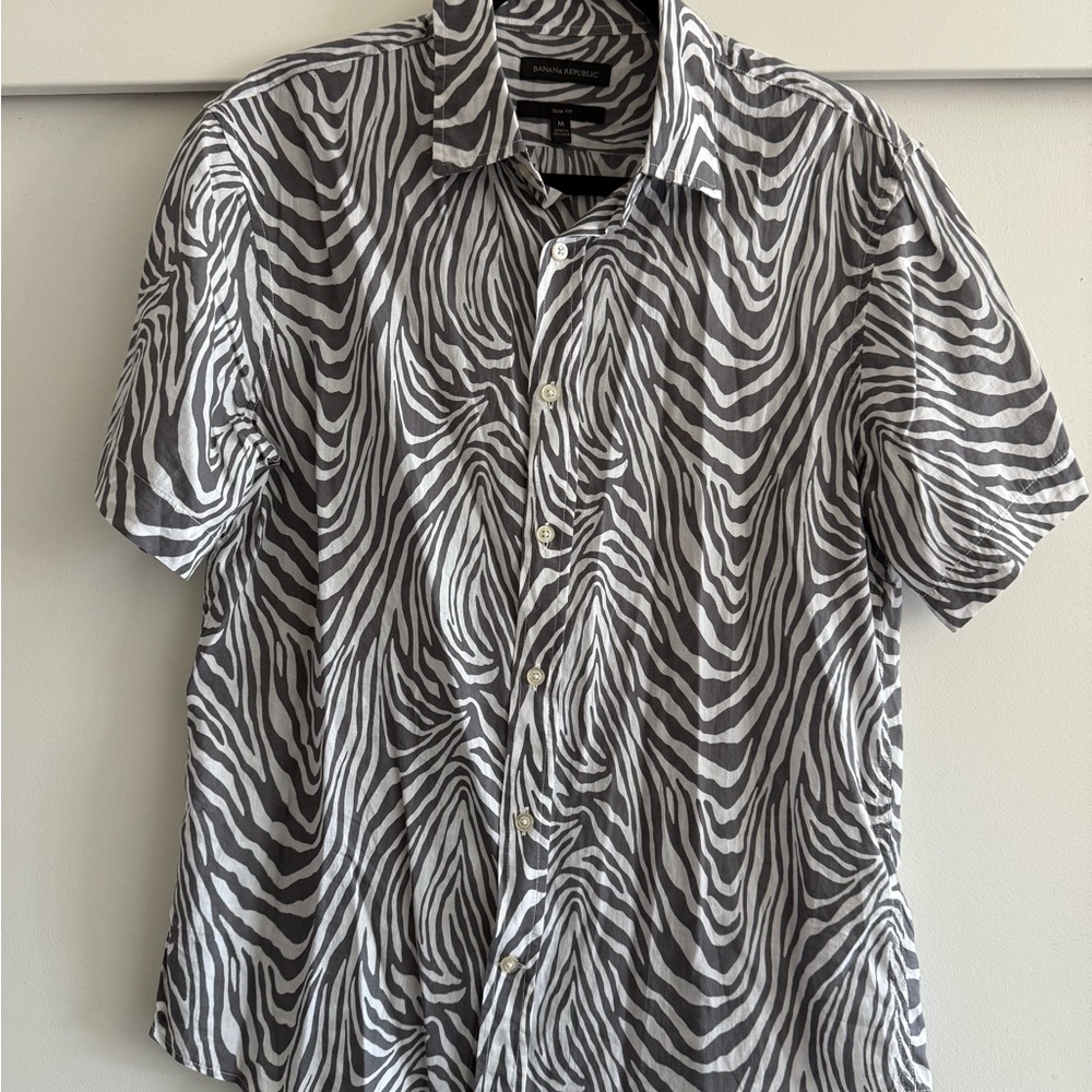 Banana Republic Grey and White Zebra Print Short Sleeve Shirt